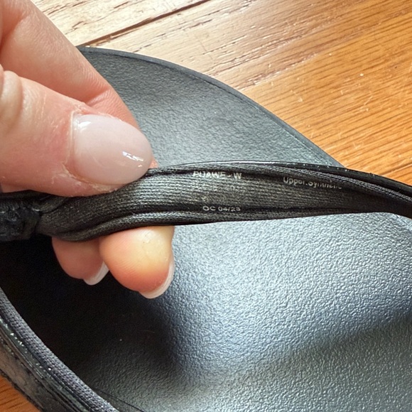 OluKai Pauwe Black Flip Flops - Picture 6 of 6